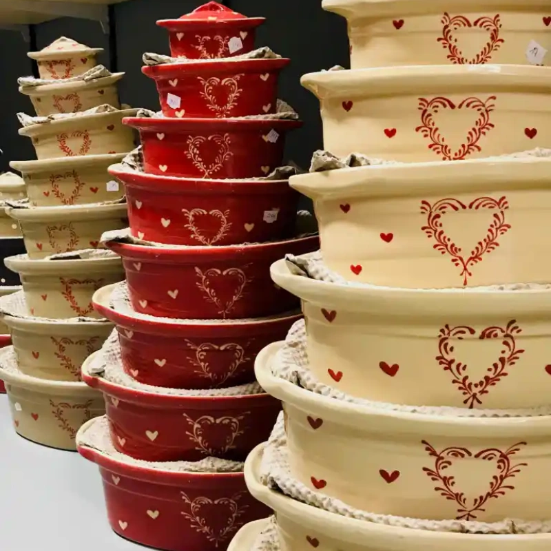 Les Terrine à Baeckeoffe alsaciennes en terre cuite avec décorations cœur rouges