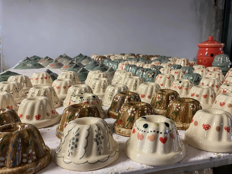 Moules à kougelhopf en poterie alsacienne décorés à la main avec motifs traditionnels et couleurs variées