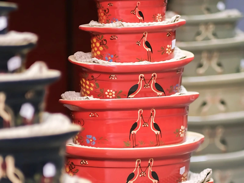 Moules à kougelhopf en poterie alsacienne artisanale décorés à la main de motifs traditionnels