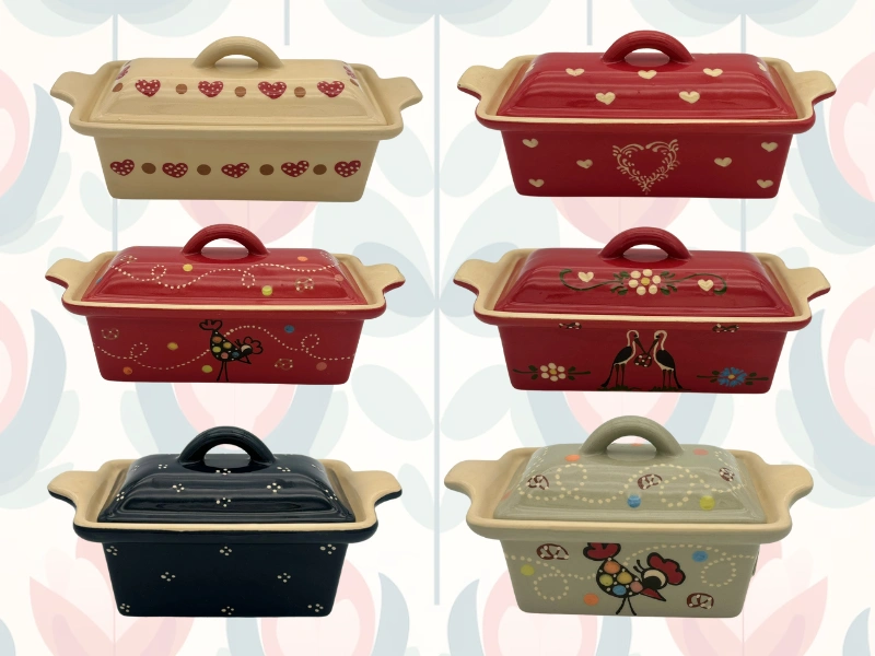 Terrines alsaciennes en poterie artisanale décorées à la main avec motifs traditionnels de cigognes