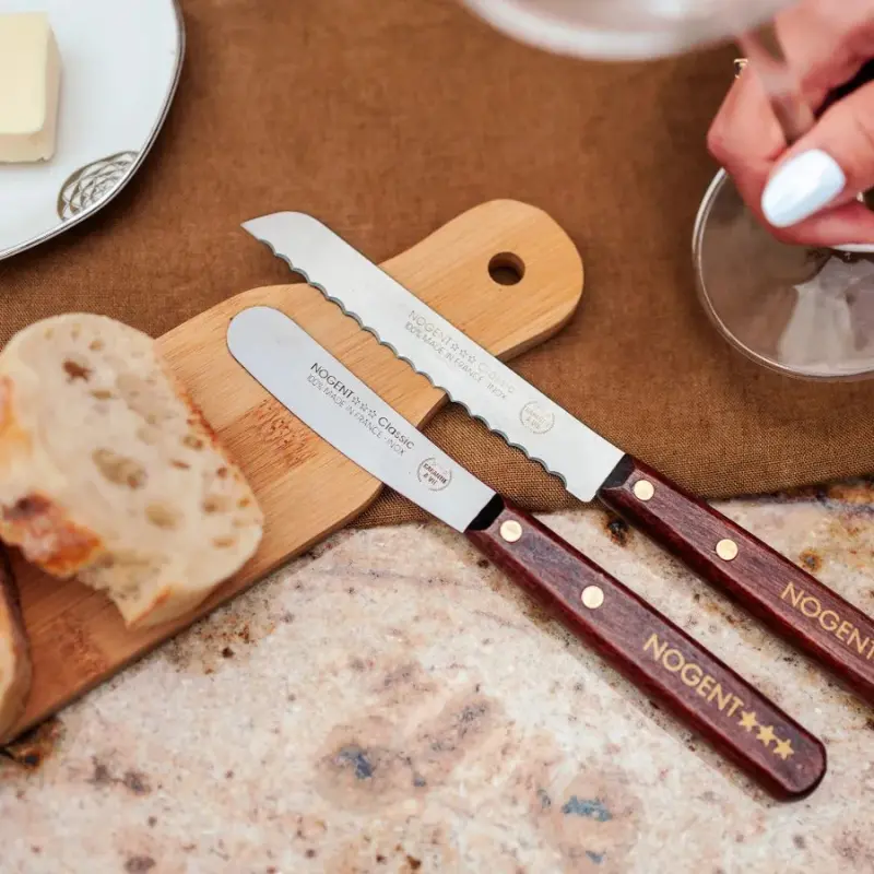 Couteau à pain Nogent avec lame dentée et manche en bois, fabriqué en France, idéal pour trancher le pain avec précision