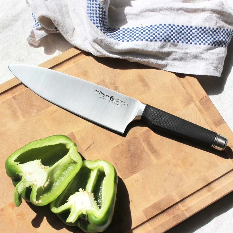 Couteau de chef De Buyer avec lame large et manche noir texturé, fabrication française, idéal pour découper les légumes