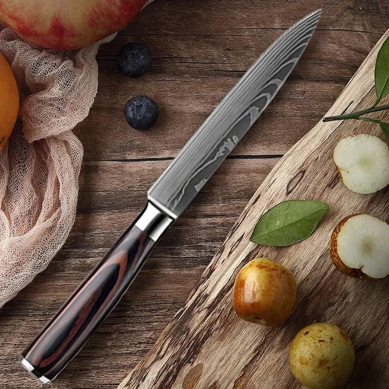 Couteau d’office avec lame damassée et manche effet bois, idéal pour couper fruits et légumes avec précision