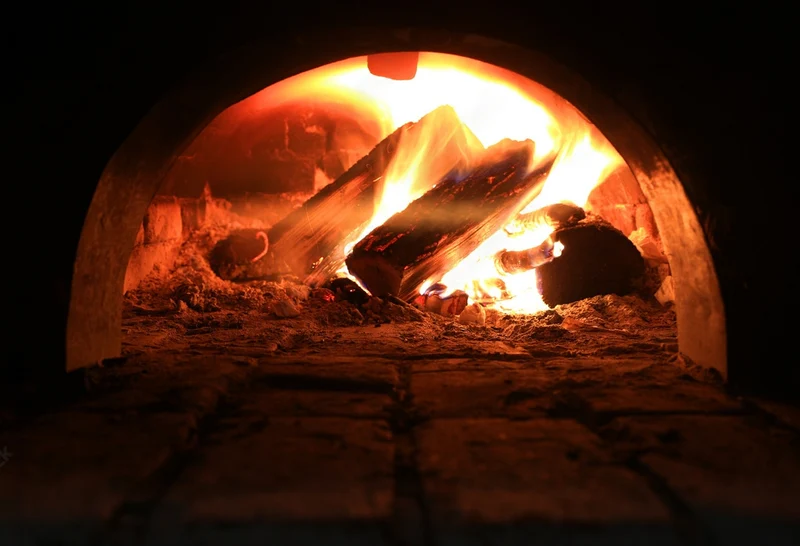 Feu de bois dans un four à pizza traditionnel pour cuisson authentique