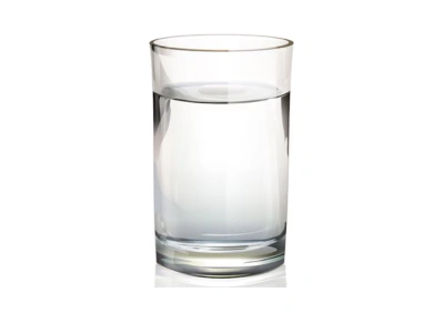 Eau pour amalgamer la pâte sablée de la tarte aux pommes